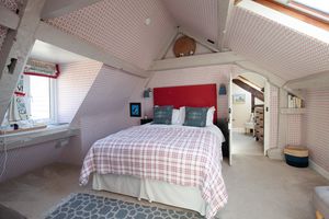 Castleton_Bedroom - click for photo gallery